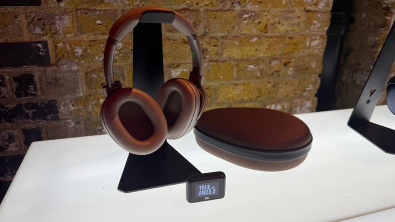 Le casque JBL Tour One M3 avec son boîtier émetteur radio