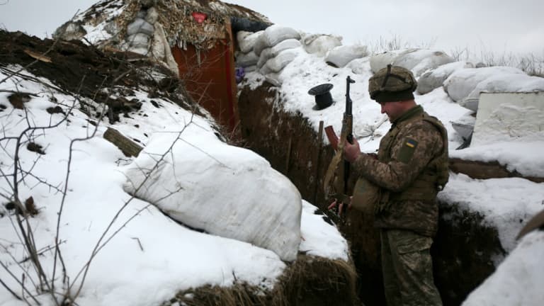 Un soldat ukrainien dans une tranchée sur la ligne de front avec les séparatistes prorusses dans la région de Lugansk, dans l'est de l'Ukraine, le 21 janvier 2022