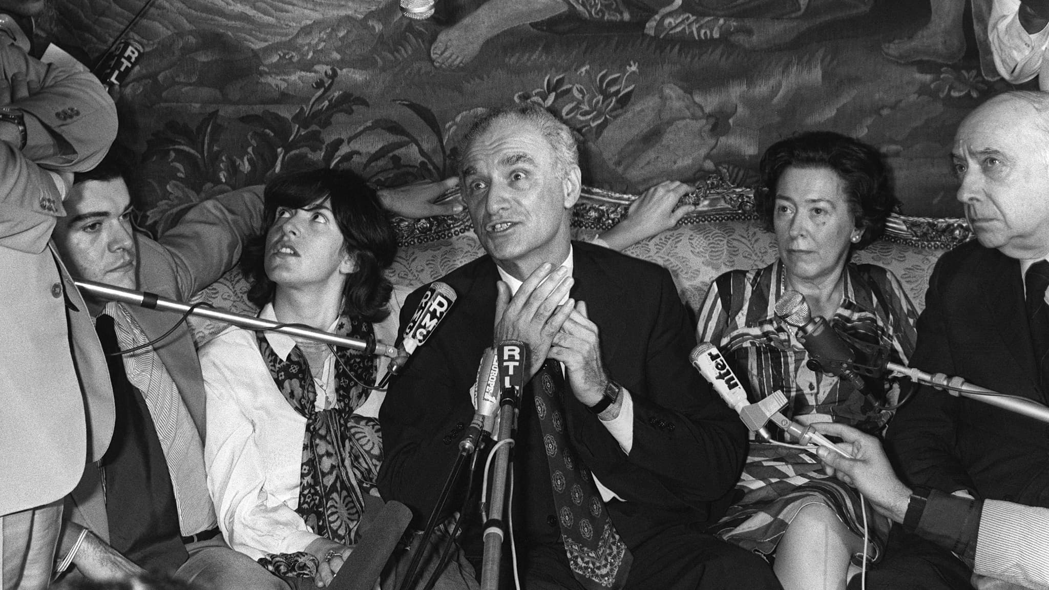 Le directeur de Fiat France, Luchino Revelli-Beaumont (C), donne une conférence de presse le 12 juillet 1977 à Paris après sa libération indemne par ses ravisseurs. Revelli-Beaumont a été retenu captif pendant 89 jours. De gauche à droite : le fils de Luchino, Paolo Revelli-Beaumont, sa fille Laura, son épouse et son avocat M. Lemaire. PHOTO AFP