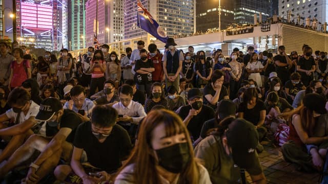 Manifestants assis dans une rue d'Hong Kong, le 19 octobre 2019