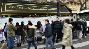 Des anonymes devant le Bataclan le 22 novembre 2015 à Paris