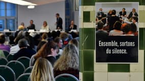 Des personnes participent à une réunion publique de la Ciivise à Paris, le 21 septembre 2022 
