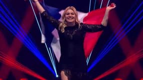 Louane sur la scène de l'Eurovision 2025 durant le défilé des différents candidats