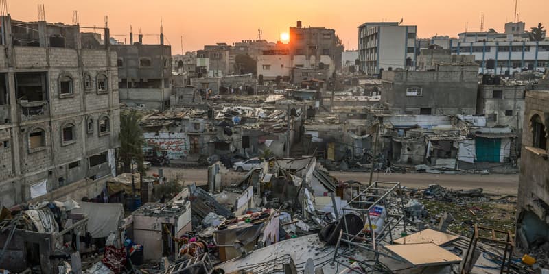 Le soleil se lève à Rafah au-dessus d'un camp de Palestiniens fuyant les combats dans la bande de Gaza, le 1er janvier 2024. 
