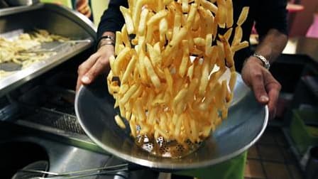 Il y aura moins souvent des frites dans les cantines de France, en vertu de nouvelles règles nutritionnelles entrées en application dimanche avec leur publication au journal officiel. Parmi les autres mesures, la mise à disposition sans restriction de l'e