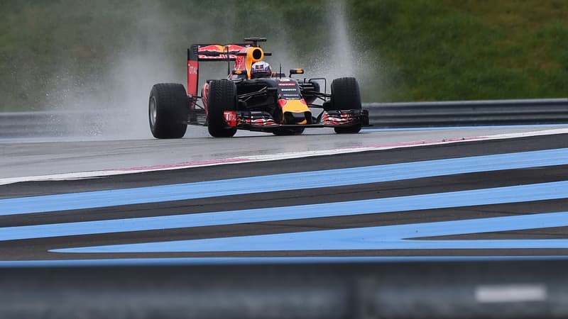 Daniel Ricciardo sur le circuit du Castellet durant des essais en janvier 2016