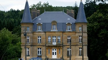 Des véhicules de la gendarmerie devant le Château du Sautou, ancienne propriété de Michel Fourniret en juin 2004