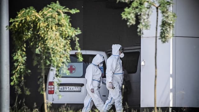 Des soignants aux abords d'un hôpital de Moscou où sont pris en charge des malades du Covid-19 le 17 juin 2021.