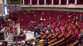 Meyer Habib veut montrer des insultes à Éric Dupond-Moretti et est éloigné par les huissiers de l'Assemblée