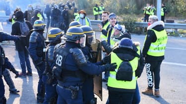 Des gilets jaunes repoussés par les forces de l'ordre le 19 novembre à Bordeaux.
