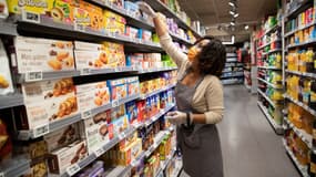 Une employée dans un magasin d'alimentation, à Paris le 8 avril 2020