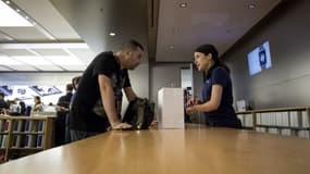 Une employée d'un Apple Store