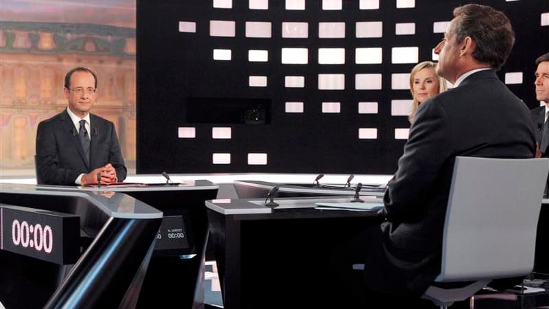 François Hollande (à gauche) a lancé à Nicolas Sarkozy qu'il ne pouvait en aucun cas se faire passer pour une victime, lors du premier échange un peu relevé du débat télévisé mercredi entre les finalistes du second tour de l'élection présidentielle en Fra