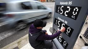 Les augmentations du prix de l'essence en France ont modifié les habitudes des consommateurs, au point de les pousser parfois à éviter le paiement par des procédés qui inquiètent les professionnels. /Photo d'archives/REUTERS/Eric Gaillard