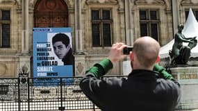 Un portrait de Gilad Shalit, retenu prisonnier depuis cinq ans par le Hamas, a été installé pour le week-end sur la façade de l'Hôtel de ville de Paris. Le jeune soldat franco-israélien avait été capturé par le Hamas le 25 juin 2006, à la frontière entre