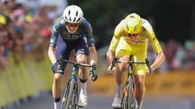 Jonas Vingegaard face à Tadej Pogacar lors de l'arrivée de la 11e étape du Tour de France, le 10 juillet 2024