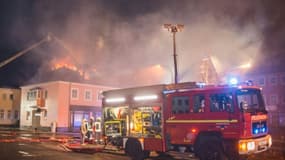 Des pompiers éteignent un feu qui s'est déclenché dans un foyer de réfugiés près de Dresde, dans l'est de l'Allemagne, le 21 février 2016