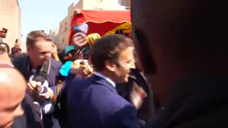 Emmanuel Macron ciblé par un jet de tomates lors de son déplacement à Cergy