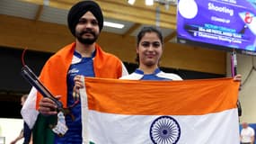 Les Indiens Sarabjot Singh et Manu Bhaker après leur médaille de bronze au tir, le 30 juillet 2024 à Châteauroux