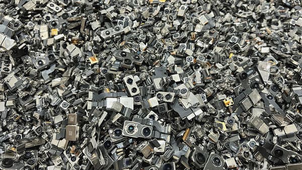 Un bac rempli de modules caméras extraits des iPhone Un bac rempli de modules caméras extraits des iPhone