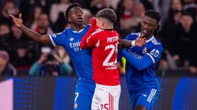 Les images de l'accrochage entre Vinicius et Prestianni, au cours duquel ce dernier aurait traité le Brésilien de "singe"