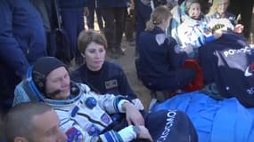 Le cosmonaute Oleg Novitsky et l'actrice Ioulia Peressild à leur retour sur Terre, le 17 octobre