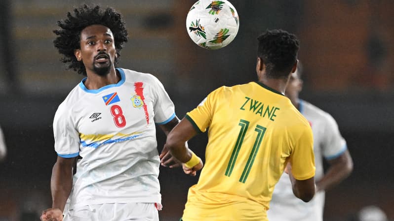 Samuel Moutoussamy face à Themba Zwane lors de la petite finale de la CAN entre la RD Congo et l'Afrique du Sud, 10 février 2024