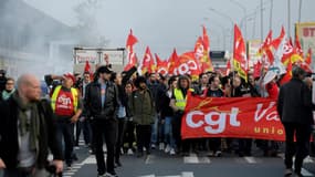 Un cortège de plusieurs centaines de personnes a défilé dans les rues de Rungis tôt jeudi matin.