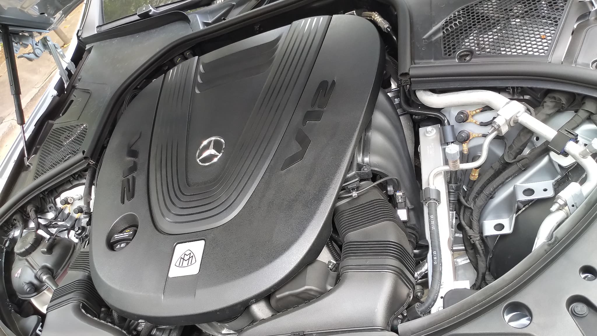 Cette Mercedes Maybach S680 est dotée d'un moteur 12 cylindres en V, dotée de 2 turbos au souffle inimitable qui génère 612 chevaux et 900Nm de couple.