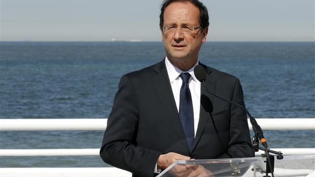 Francois Hollande, ici à Cap-Gris-Nez, fin mars. Le candidat socialiste a dit son intention de "faire campagne jusqu'au bout" pour convaincre les indécis et s'est indirectement adressé lundi à Jean-Luc Mélenchon, soulignant la différence entre un candidat