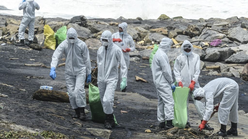 Les plages du Sri-Lanka sont recouvertes de plastiques provenant d'un navire en feu au large. 