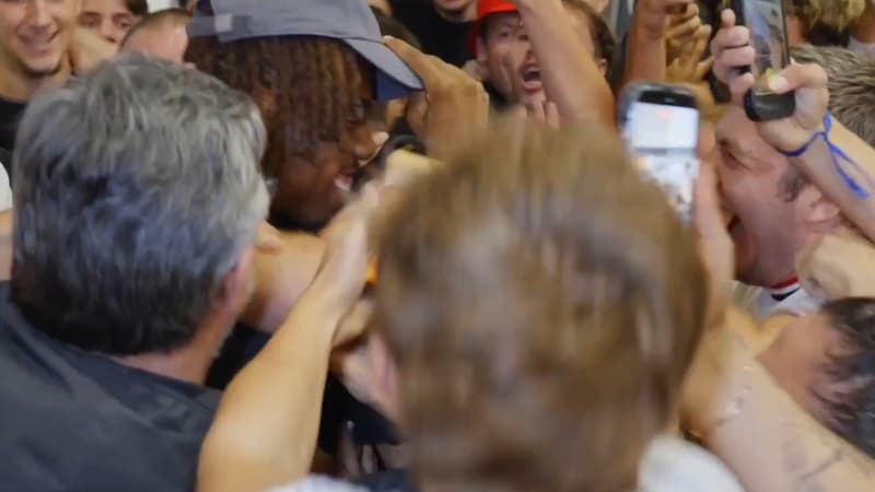 Nice: l'accueil enflammé reçu par Elye Wahi à l'aéroport avant sa signature