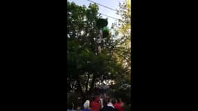 Une adolescente américaine s'est retrouvée suspendue dans les airs à huit mètres de haut, coincée dans un manège