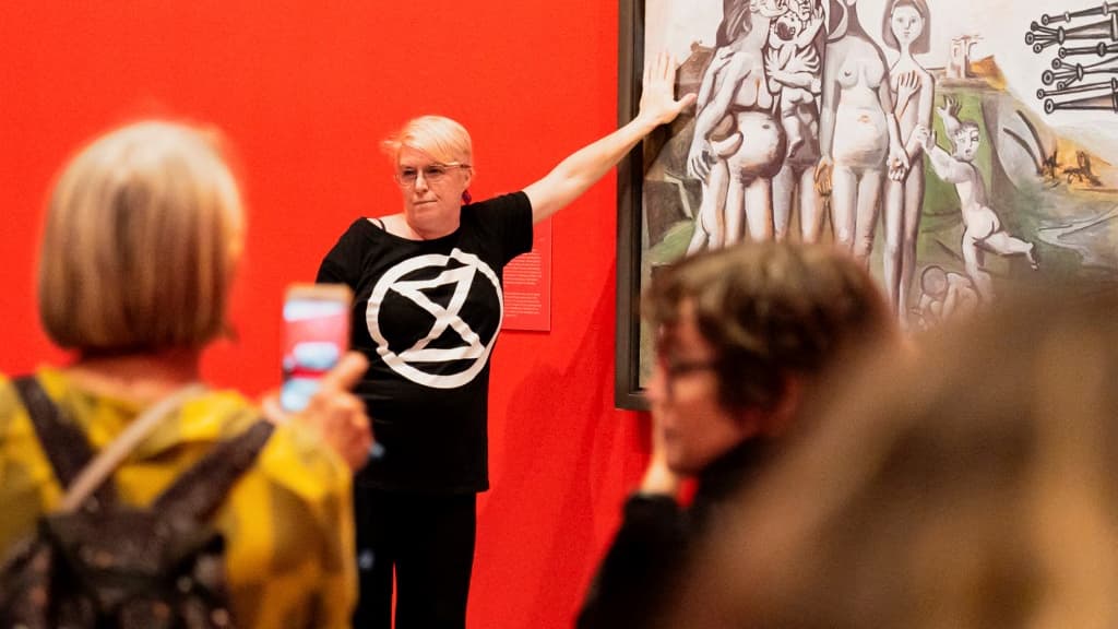 Les militants ont collé leurs mains sur la toile de Picasso, le 9 octobre 2022 Les militants ont collé leurs mains sur la toile de Picasso, le 9 octobre 2022