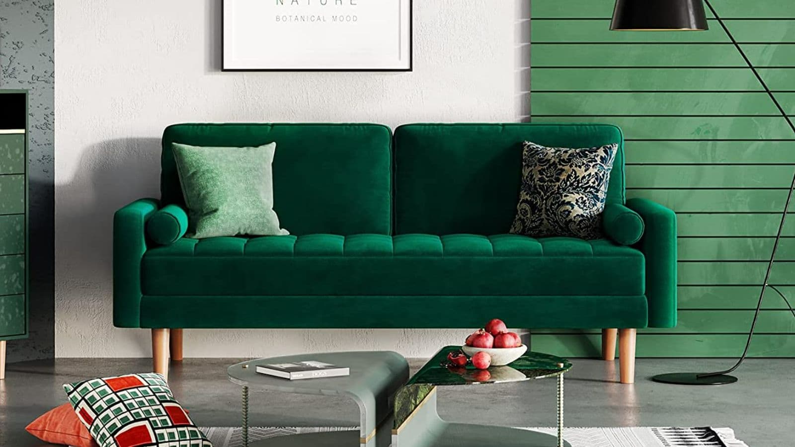 Ce canapé en velours vert est idéal pour les petits espaces, en plus ...