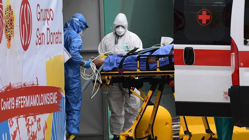 Entrée d'un brancard dans l'unité Covid dans un hôpital en Italie.