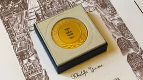La médaille Grand vermeil de la ville de Paris, remise mardi 8 octobre à plusieurs acteurs des JO de Paris 2024, dont l'équipe de cécifoot médaillée d'or aux Jeux paralympiques.