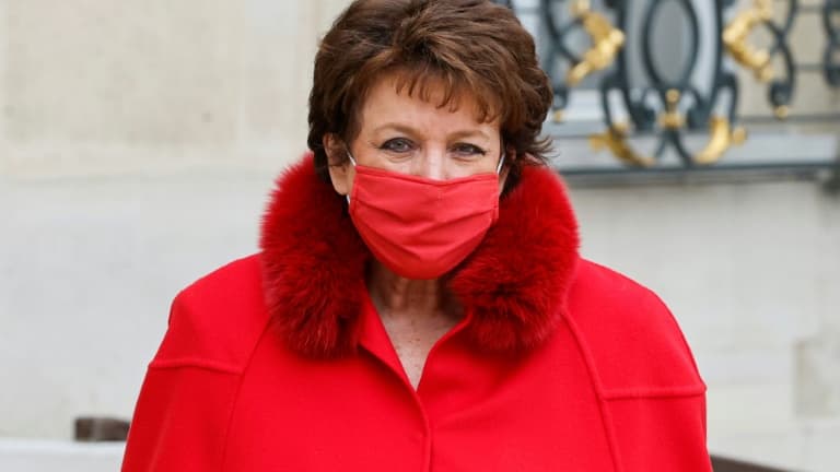 La ministre de la Culture Roselyne Bachelot quitte le palais de l'Elysée, à Paris, après le conseil des ministres le 22 décembre 2021