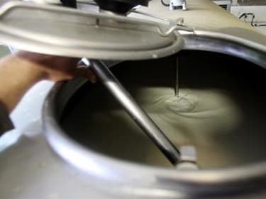 Les producteurs de lait reviennent à la charge, mécontents de la non-application par les groupes Lactalis, Bongrain et Bel d'un accord de 2009 sur la hausse du prix du lait.