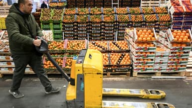 Un employé au pavillon des fruits et légumes du marché de Rungis, le 6 décembre 2022 au sud de Paris