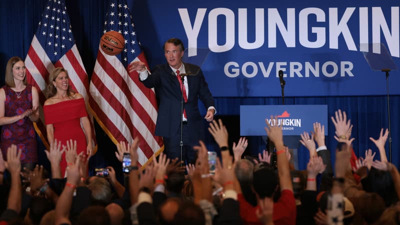 Le républicain Glenn Youngkin lance un ballon de basket signé à ses supporters, mardi 2 novembre à Chantilly en Virginie.