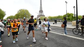 Des coureurs sur le marathon de Paris 2025