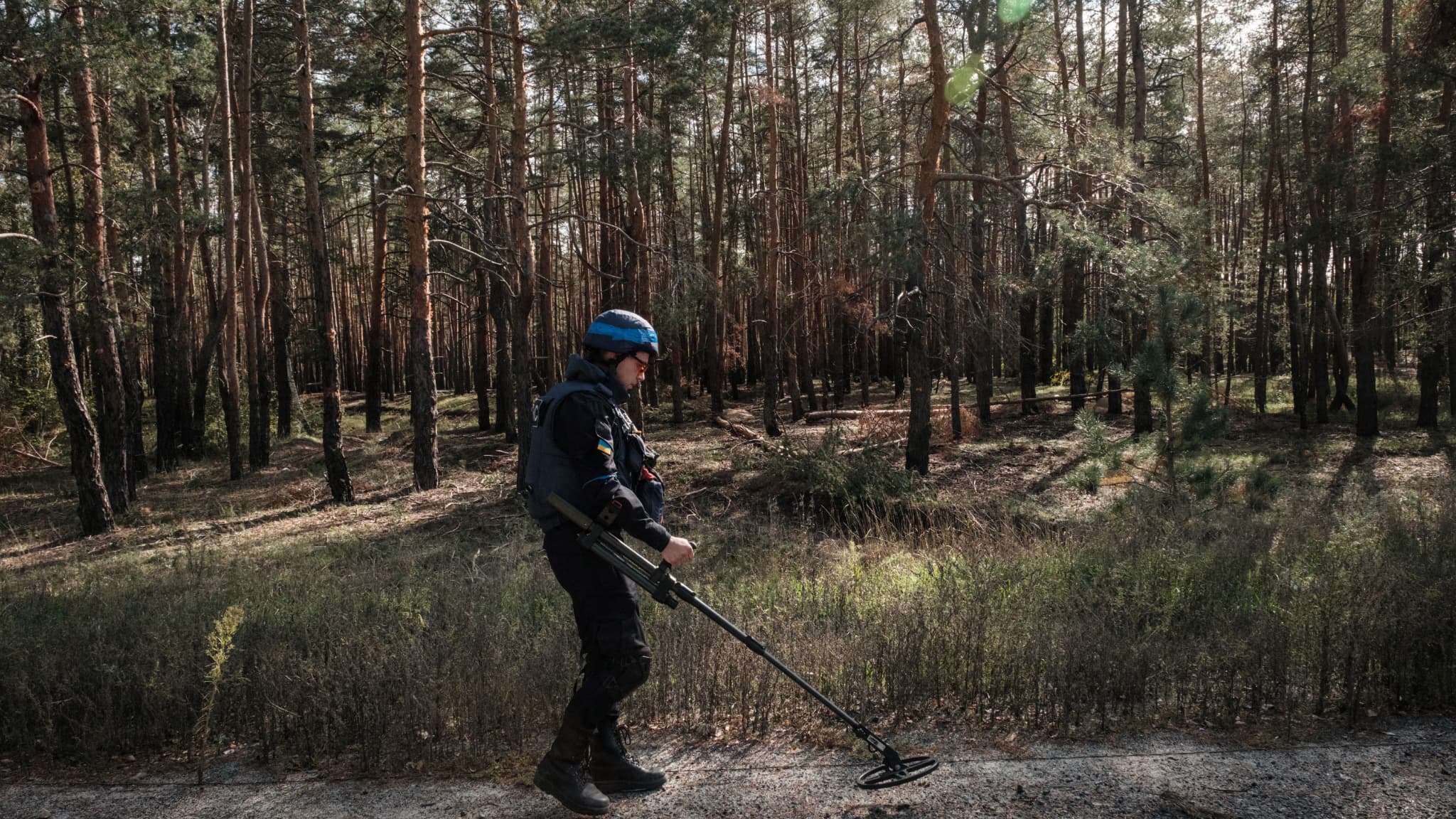 Un soldat ukrainien cherchant de potentielles mines sur une route en bordure de forêt près de la ville de Lyman, en Ukraine, en octobre 2022 Un soldat ukrainien cherchant de potentielles mines sur une route en bordure de forêt près de la ville de Lyman, en Ukraine, en octobre 2022