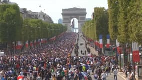 Les Champs-Elysées déjà noirs de monde ce lundi après-midi avant l'arrivée des Bleus à bord du bus à impériale.