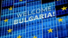 Le 30 décembre 2025, une projection « Bienvenue à la Bulgarie ! » illumine la façade du siège de la Banque centrale européenne (BCE) à Francfort-sur-le-Main, en Allemagne.