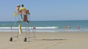 Des sauveteurs sur une plage de Lacanau, octobre 2023 