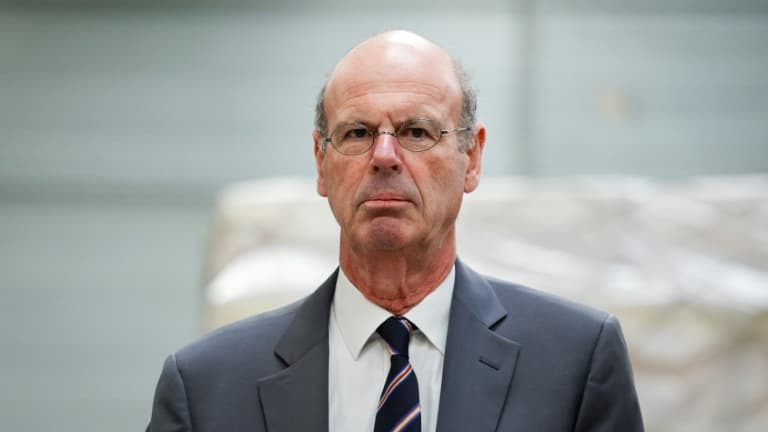 Le ministre de l'Economie Eric Lombard dans un entrepôt à l'aéroport de Roissy-Charles de Gaulle, le 29 avril 2025 au nord de Paris