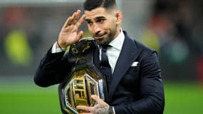 Ilia Topuria avec sa ceinture de champion UFC au stade Santiago-Bernabeu de Madrid, le 25 février 2024