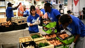 Des bénévoles de l'association Linkee préparent une distribution de colis d'aide alimentaire pour des étudiants, le 24 septembre 2024 à Bordeaux