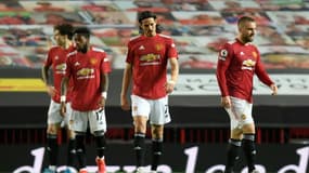 Les joueurs de Manchester United, dépités après avoir encaissé un 3e but lors de leur match de Premier League contre Liverpool, le 13 mai 2021 au stade d'Old Trafford à Manchester
